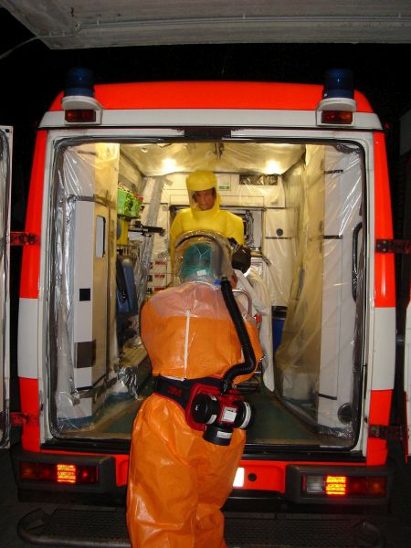 Transport eines hochansteckenden Patienten.