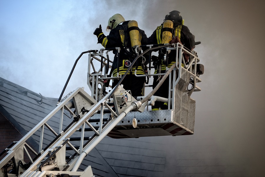 Feuerwehrleute auf demTeleskopleiter