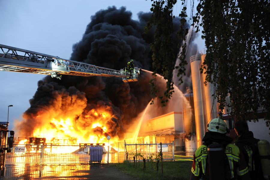 Mit Sensoren ausgestattete Drohnen helfen der Feuerwehr, die Lage besser einzuschätzen und die Ausbreitung der Schadstoffwolke zu verfolgen.