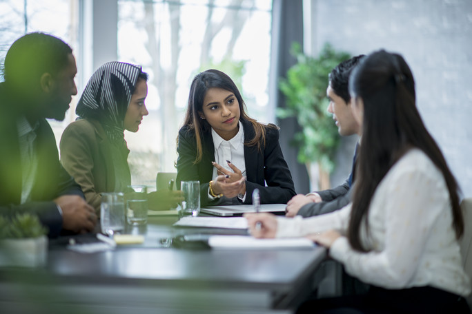 Eine multinationale Gruppe im Gespräch