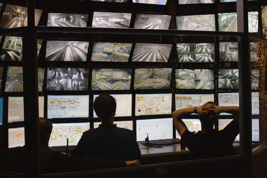 Mehrere Monitore mit der Abbildung von Videoaufnamen im U-Bahntunnel