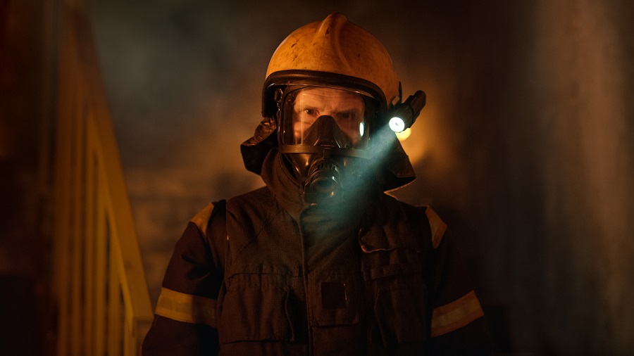 Feuerwehrmann mit der Taschenlampe