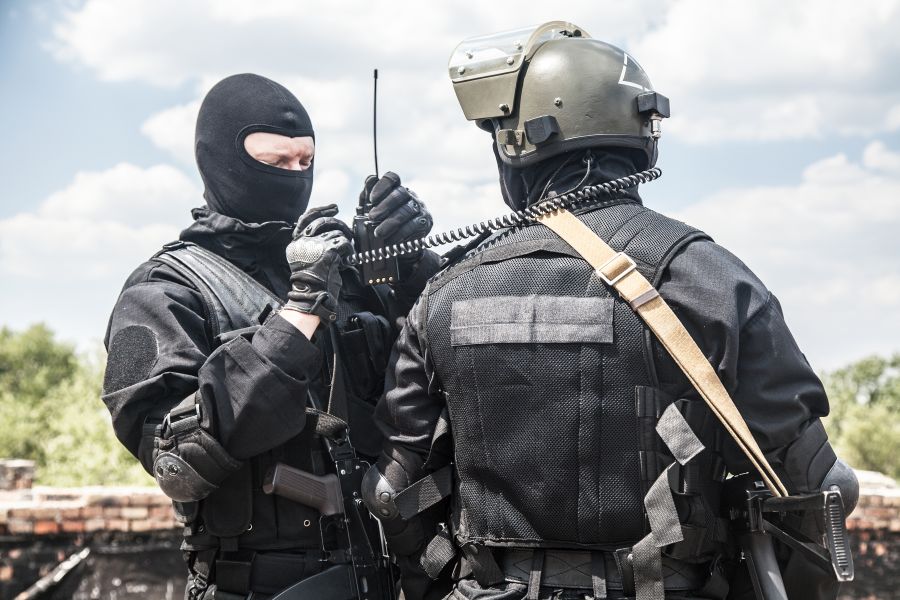zwei polizisten im einsatz