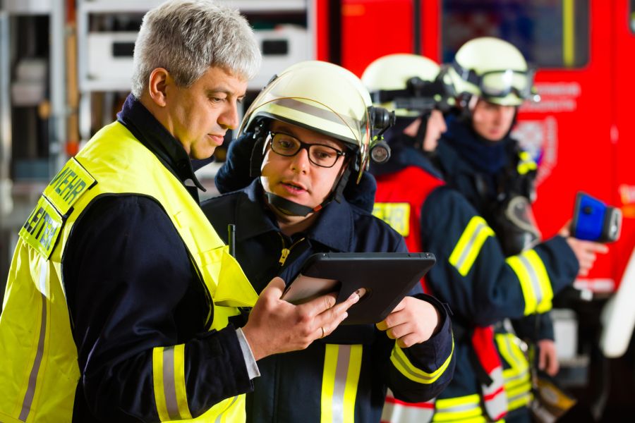 Feuerwehrleute in der Stabbesprechung