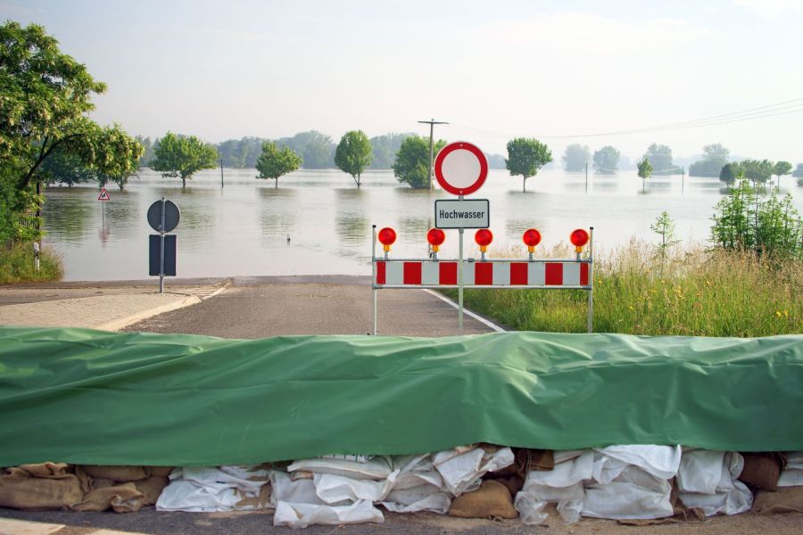 Provisorischer Deich zum Schutz vor Überflutung durch Hochwasser.