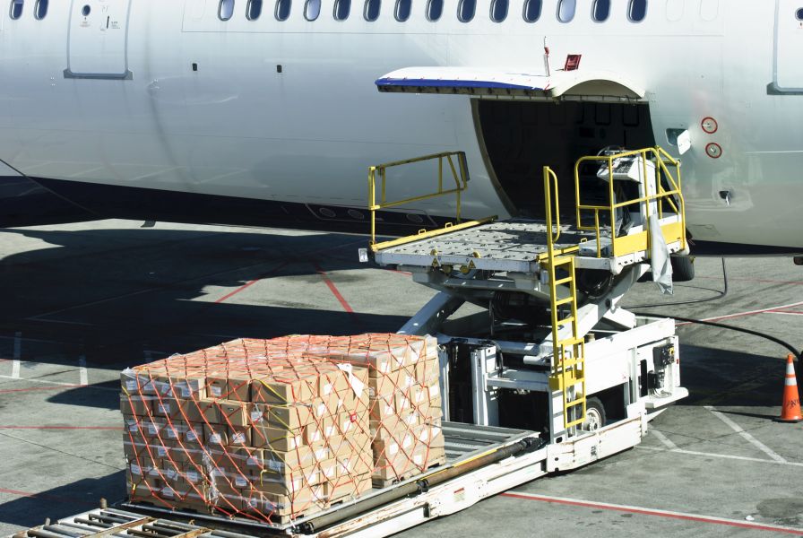 Beladung eines Passagierflugzeugs mit Luftfracht.