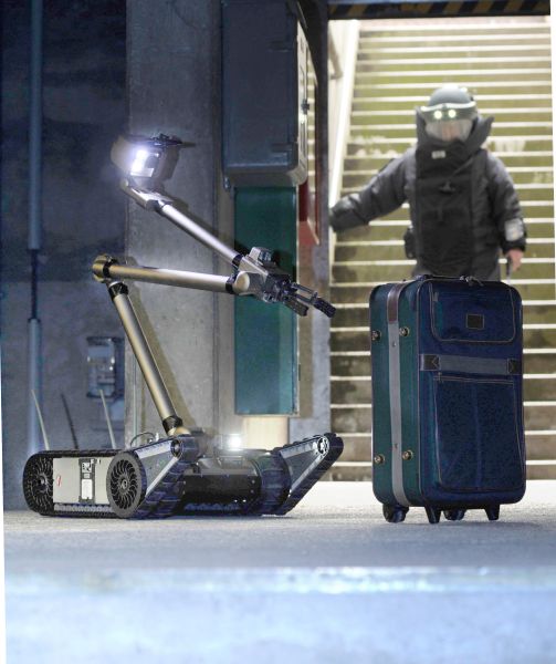 mobiLaS: Mobile laser-cutting system to assist in deactivation of IEDs and securing of evidence