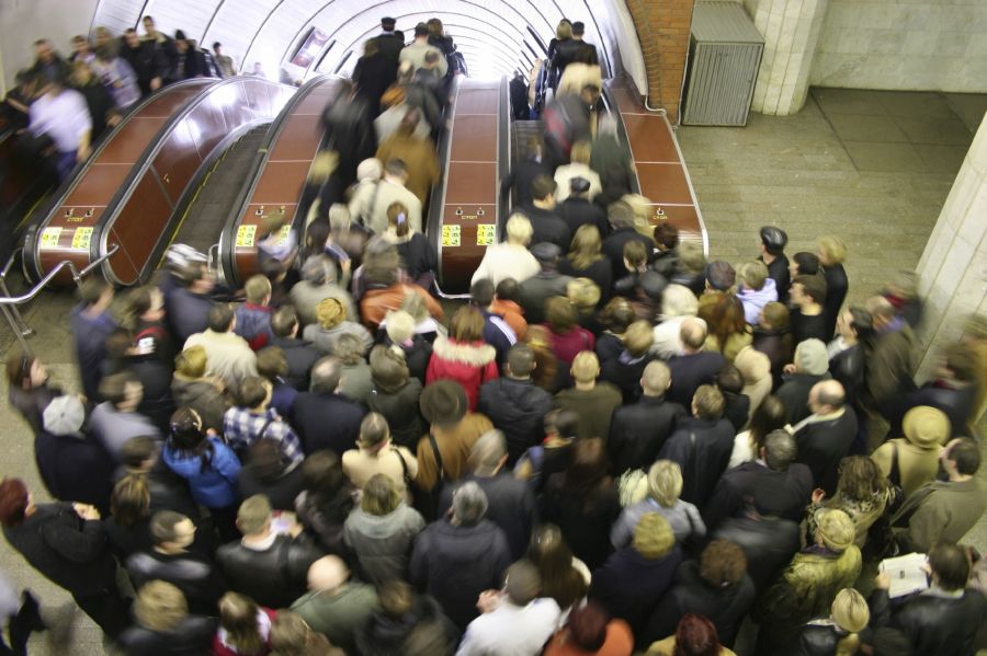 Menschenmengen vor Rolltreppen in einer U-Bahnstation