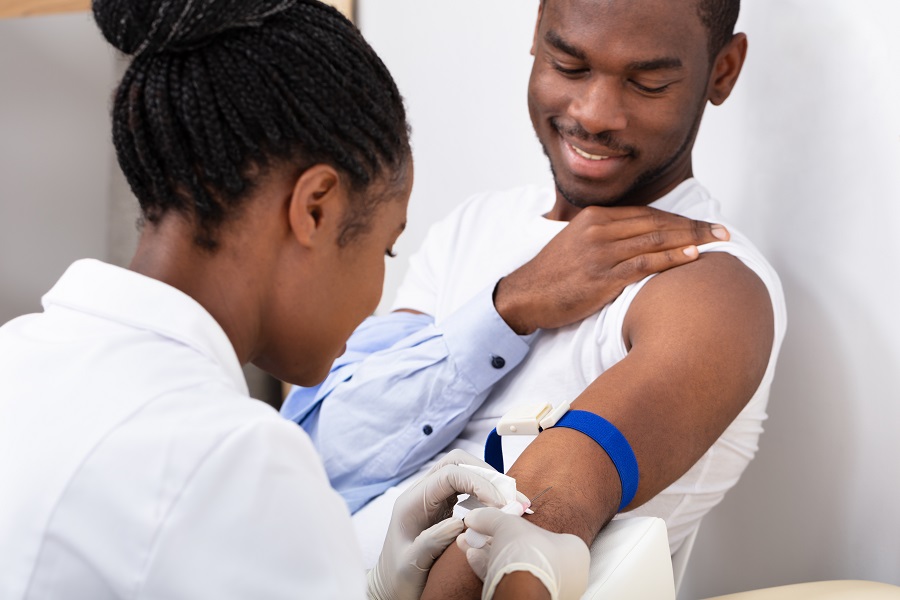 Eine Arzthelferin impft einen Patienten