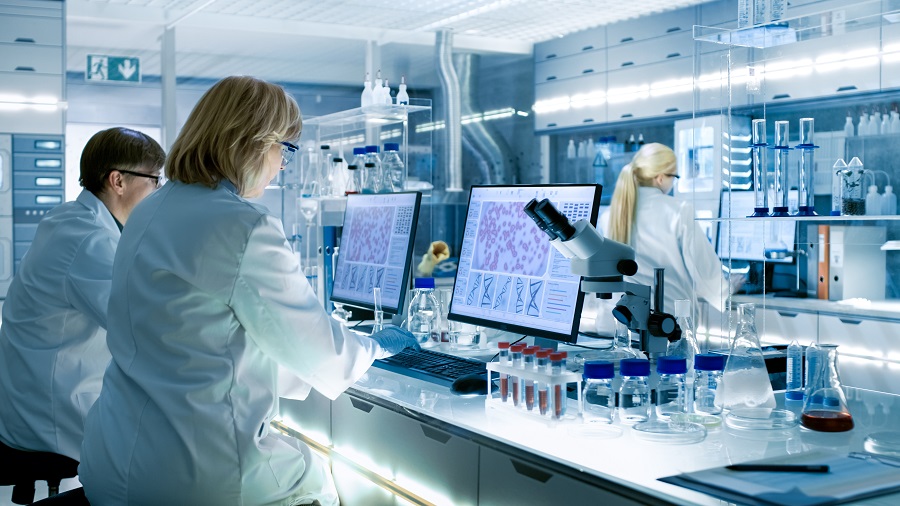 Zwei Mitarbeiter einer Chemielabor analysieren Proben auf dem Rechner
