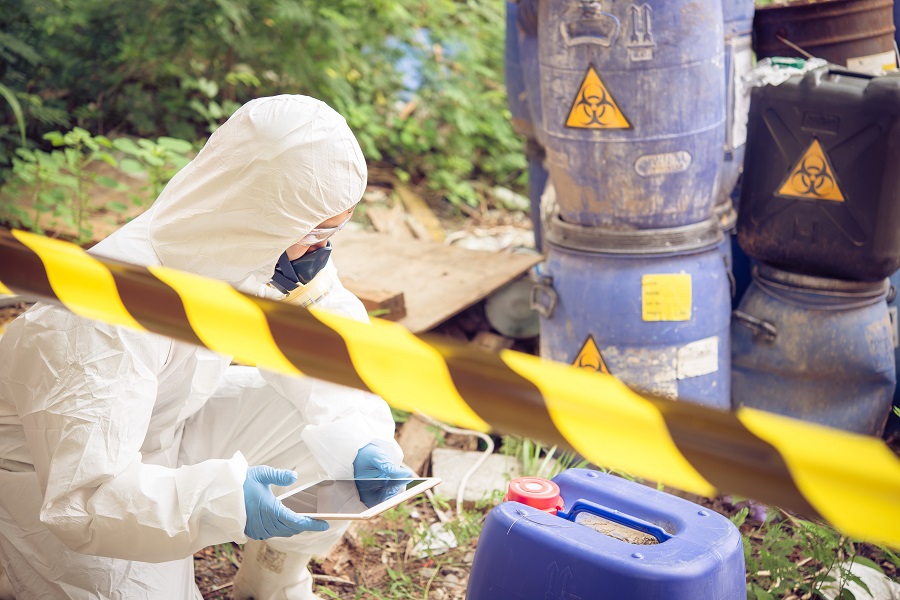Probenaufnahme von einem Chemiker auf dem Tatort