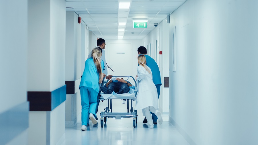 Patient auf der Trage in der Notaufnahme