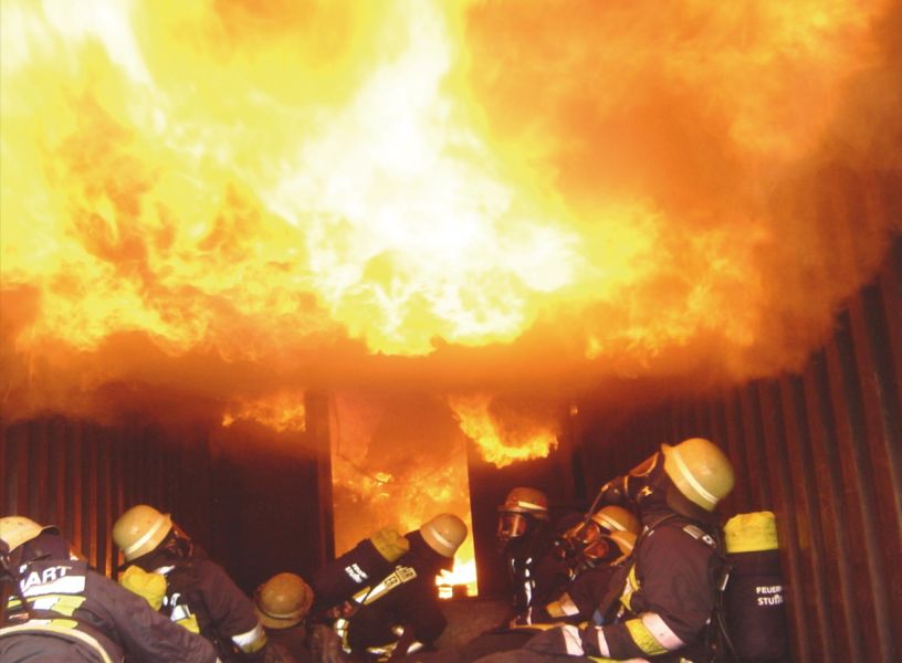 Spezielle Sensoren in der Kleidung: Sie übermitteln Umgebungs- und Körperparameter, damit die Einsatzkräfte optimal geschützt sind.