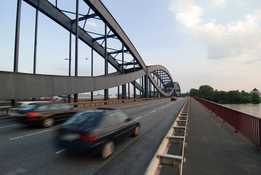 Verkehr auf einer Autobahnbrücke