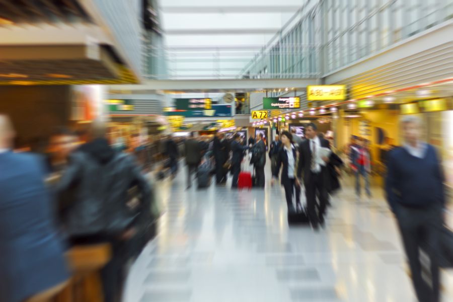 Akteure am Flughafen.