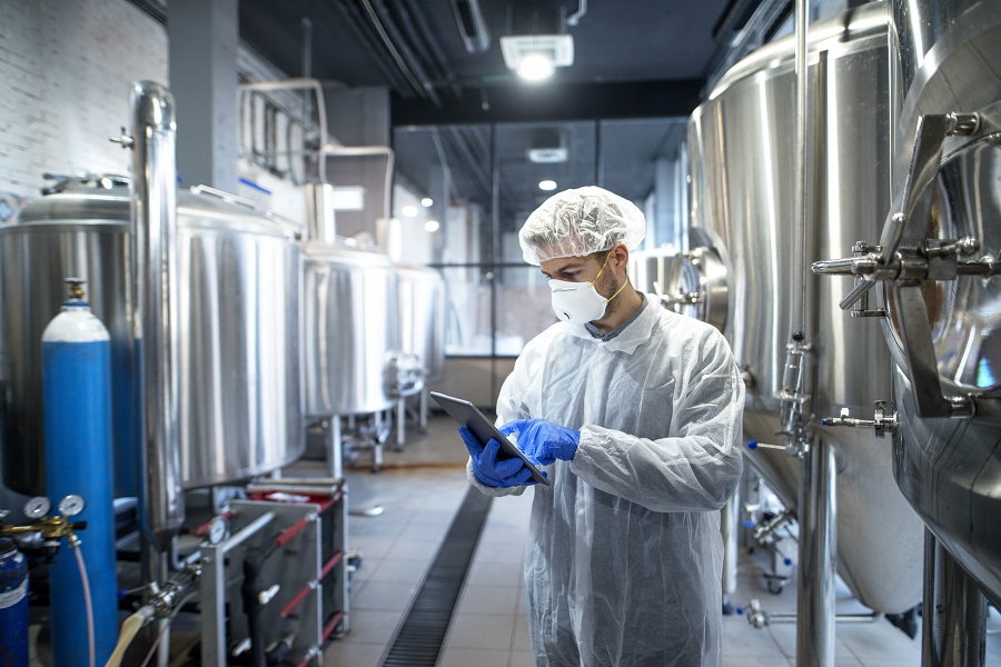 Ein Laborant in Labor