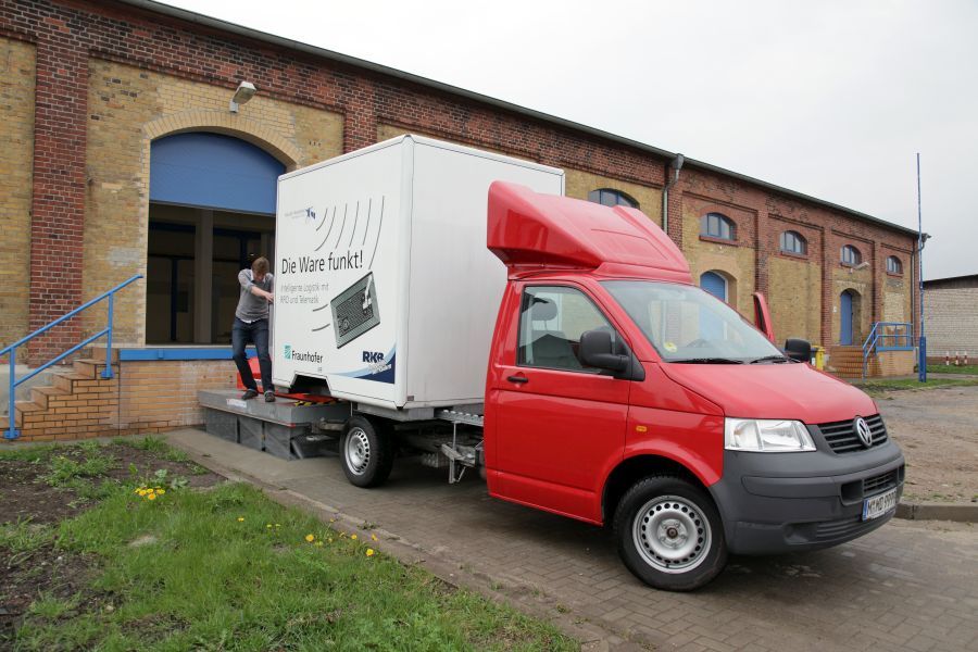 Die Ware funkt – Abrollen eines Wechselbehälters an der Halle des Galileo-Testfelds Sachsen-Anhalt.