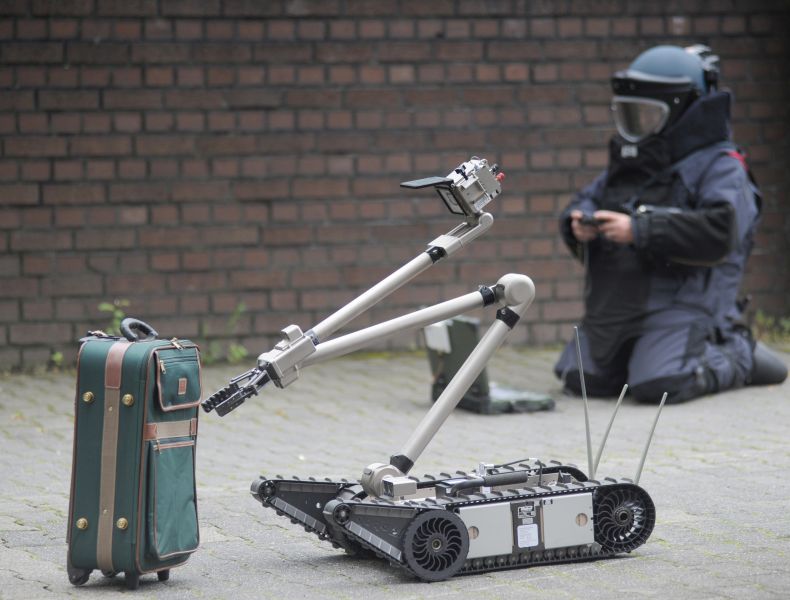 Entschärfung einer Kofferbombe durch Einsatzkräfte der Polizei