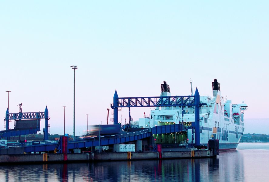 Beladungsvorgang einer Fähre im Hafen