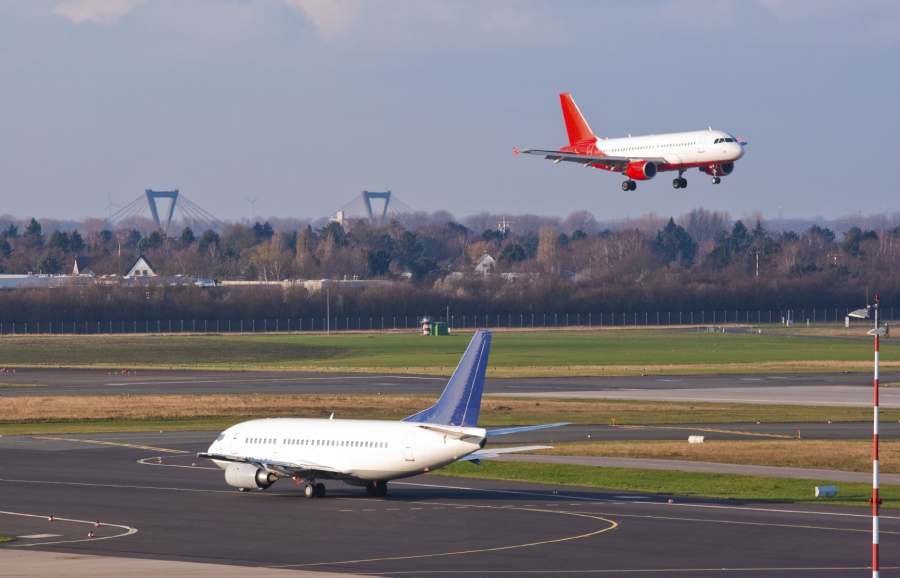 Flugzeuge im Landeanflug und auf dem Taxiway am Düsseldorfer Flughafen.
